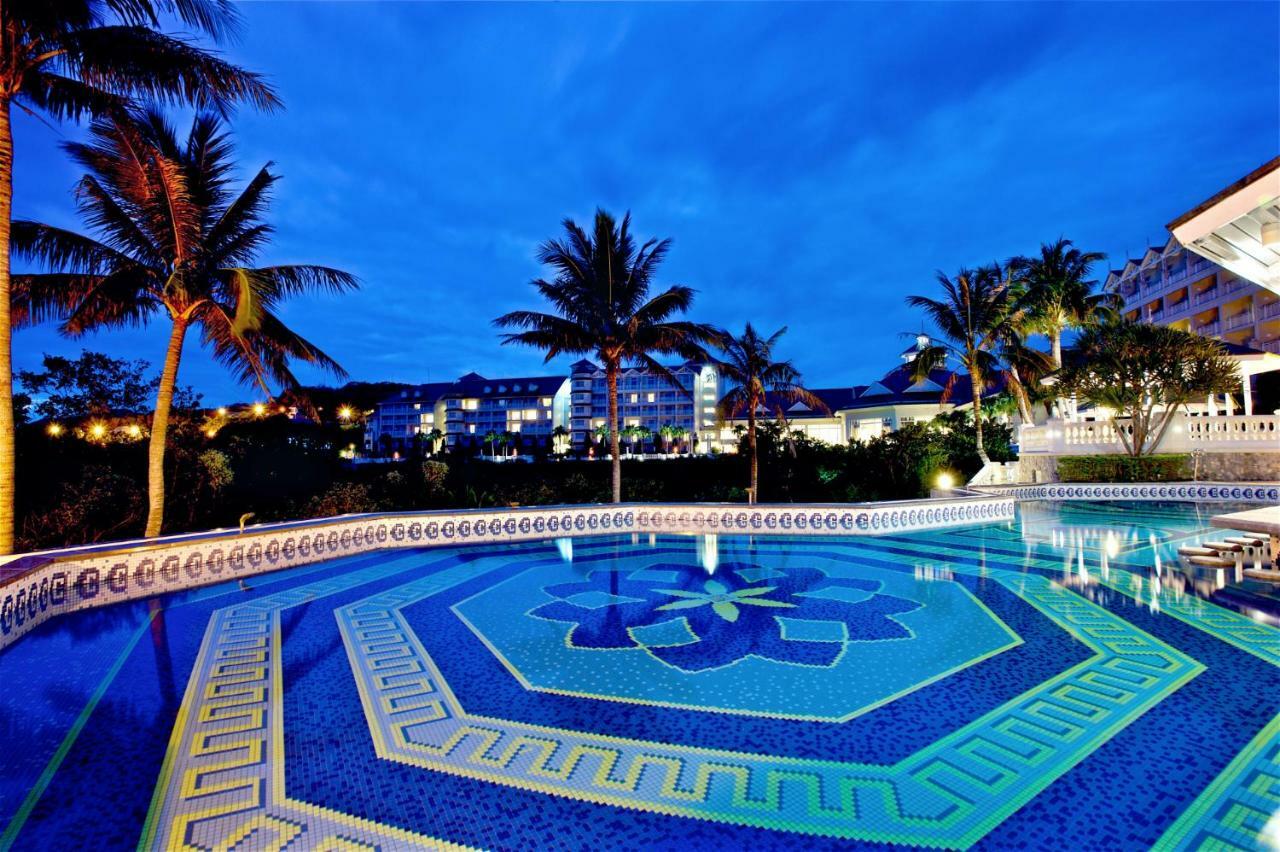 Hualien Farglory Hotel Yanliau Exterior foto The pool at the Royal Garden Villas